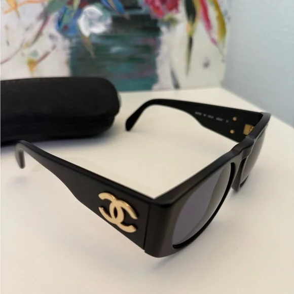 CHANEL Black Sunglasses with case - Picture 2 of 12